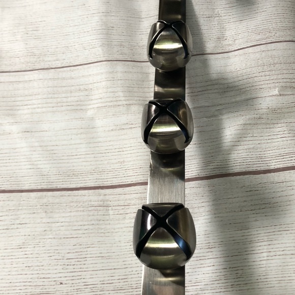 NWOT Brushed Nickel Over-The-Door Wreath Hanger with Bells - Picture 4 of 13